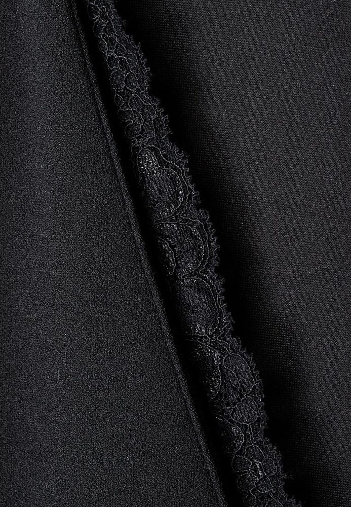 Kurzer Jumpsuit mit Spitze